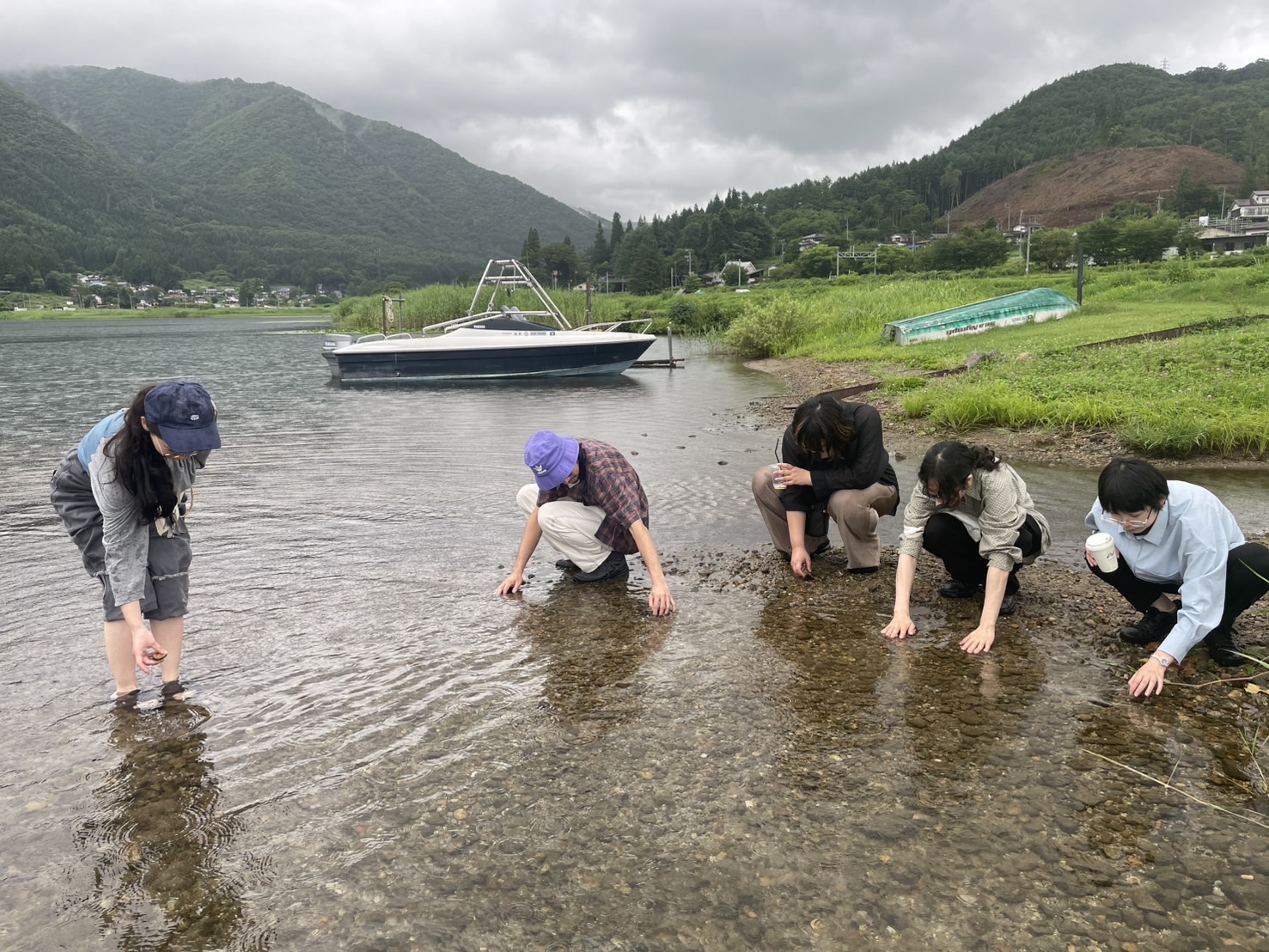 湖の水温を触れて確認する（撮影：淺井真至さん）4日目＠木崎湖
